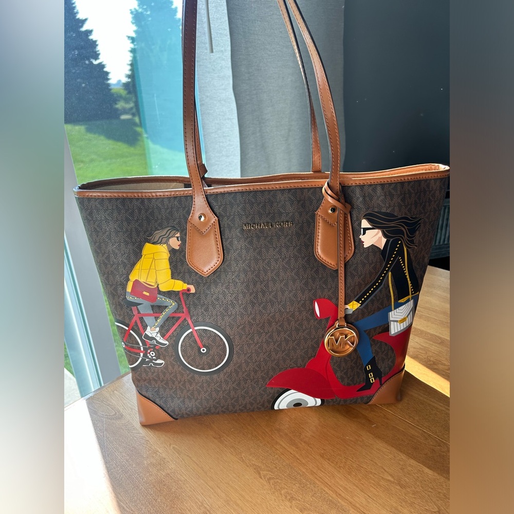 Eva Large Jet Set Girls Tote Bag